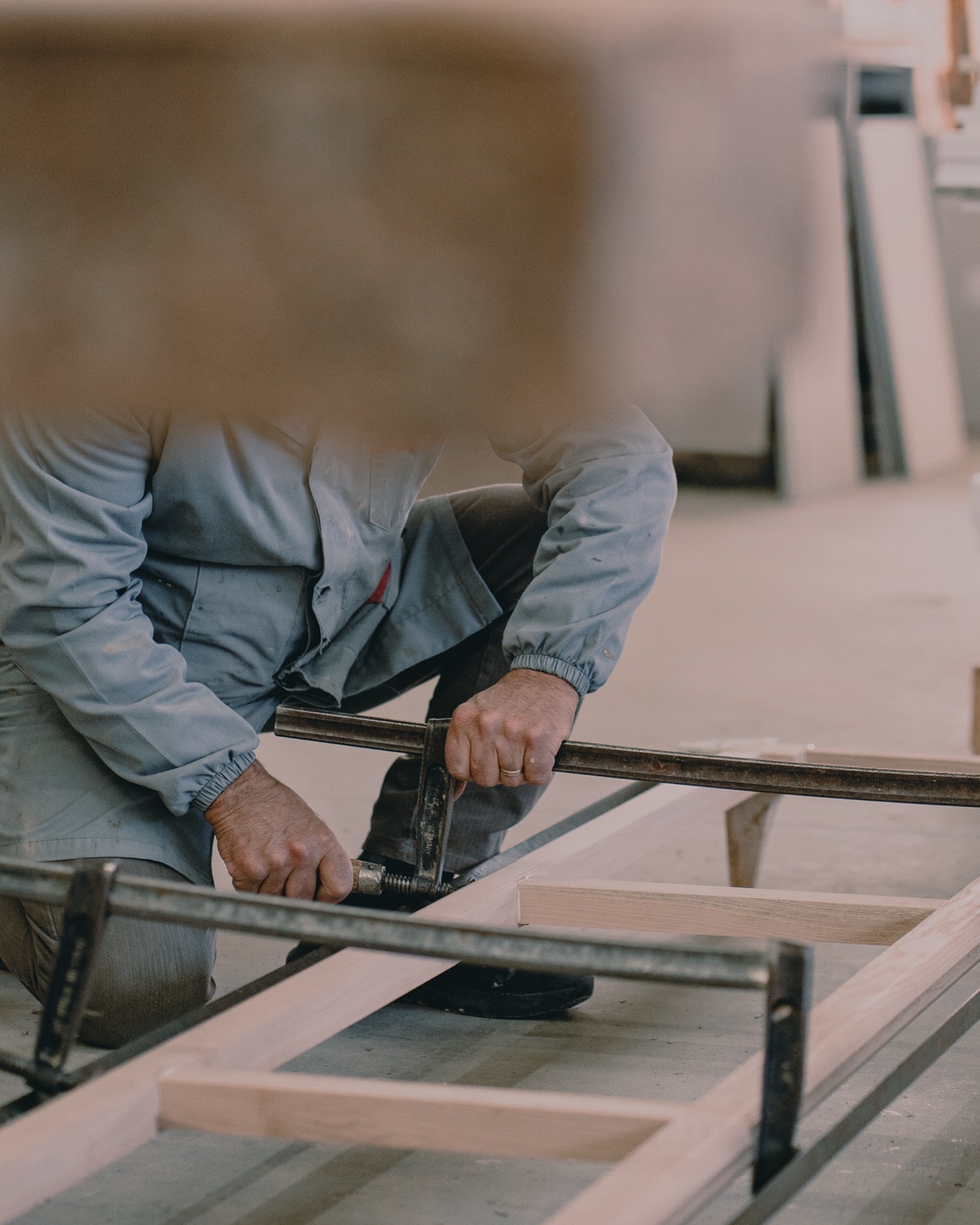 Мастер собирает деревянную раму