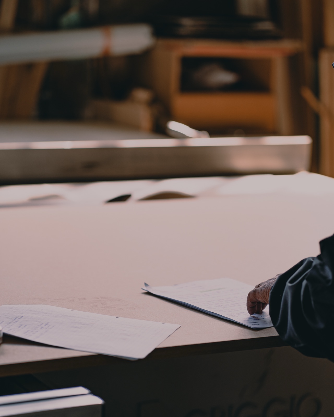 Рабочий стол с чертежами